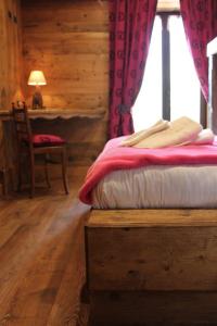 1 dormitorio con 1 cama, 1 silla y 1 mesa en FORESCH HUS CHAMBRES D'HOTES, en Gressoney-Saint-Jean