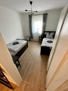 Tempat tidur dalam kamar di Ferienwohnung Leipzig- Hirschfeld Apartments