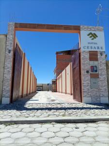 una entrada a un edificio con una puerta abierta en Hotel CESARE, en Uyuni