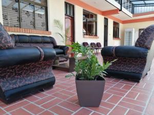 un patio con 2 sillas y una maceta en Hotel CESARE, en Uyuni