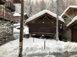 Chalet Cretaz durante el invierno