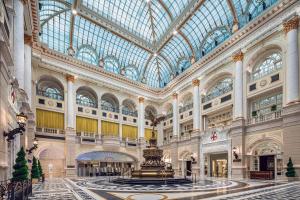 un grand bâtiment avec un plafond en verre et une fontaine dans l'établissement The Londoner Macao, à Macao