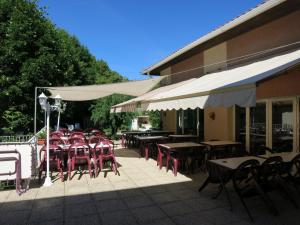 Un restaurante u otro lugar para comer en Le Pidanoux