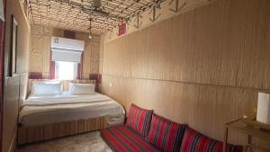 Giường trong phòng chung tại Fort Guesthouse نُزل القلعة