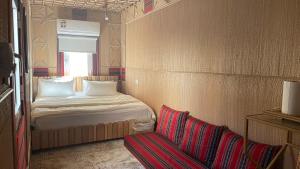 Giường trong phòng chung tại Fort Guesthouse نُزل القلعة