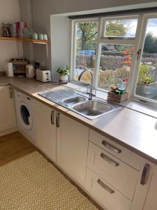 Dapur atau dapur kecil di Cosy Cotswolds Self-Contained One Bedroom Cottage