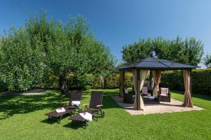 um gazebo com cadeiras e mesas num quintal em Gasthof Feichter em Finkenstein