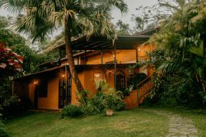 Garden sa labas ng The Golden Frog Inn