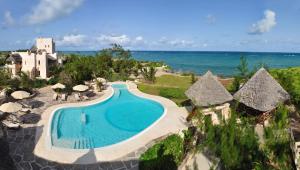 The Charming Lonno Lodge Watamu في واتامو: اطلالة جوية على منتجع مع مسبح و المحيط