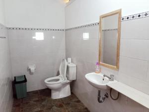 uma casa de banho branca com um WC e um lavatório em Grealeen Cottages em Nusa Penida