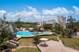 The Charming Lonno Lodge Watamu في واتامو: اطلالة جوية على منتجع مع مسبح