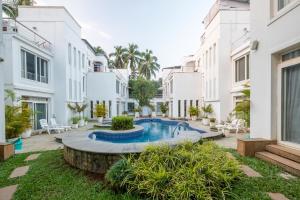 dziedziniec z basenem w budynku w obiekcie Snowdrop- Exquisite 3BHK Villa with Pool- Candolim By StayMonkey w mieście Calangute