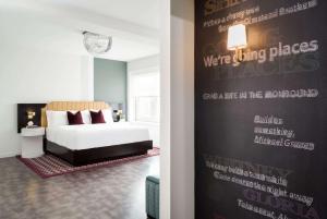 Cama ou camas em um quarto em TRYP by Wyndham Newark Downtown