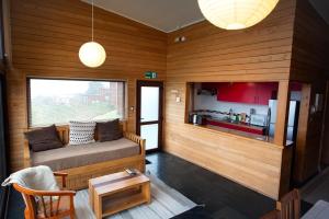 sala de estar con sofá y mesa en Cabañas Tungulú, en Puerto Montt