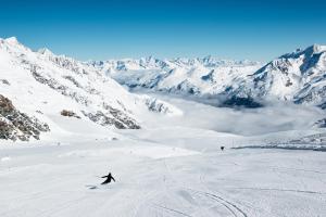 uma pessoa está a esquiar numa montanha coberta de neve em Wellnesshotel Schweizerhof em Saas-Fee