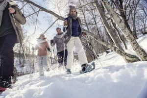 grupa ludzi stojących w śniegu w obiekcie Belambra Clubs Praz-sur-Arly - L'Alisier w mieście Praz-sur-Arly