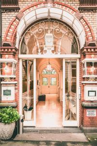 uma entrada para um edifício de tijolos com uma porta em Hotel Villa Klemm - Wiesbaden City em Wiesbaden