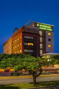 Wyndham Garden Cancun Downtown في كانكون: مبنى عليه لافته مكتوب عليها فندق حديقة سحب