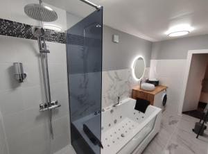 Un baño de Groom Epernay - Jacuzzi & Champagne