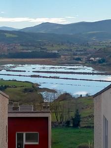 een uitzicht op een waterlichaam vanuit een gebouw bij La Casa del Limonero in Suances