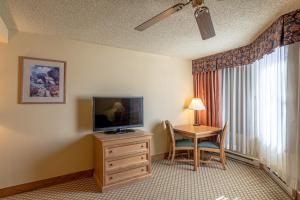 TV i/ili multimedijalni sistem u objektu Grand Lodge Condo in the Heart of Mt Crested Butte condo