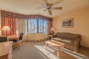 Prostor za sedenje u objektu Grand Lodge Condo in the Heart of Mt Crested Butte condo