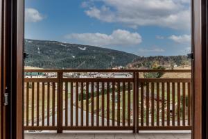 einen Balkon mit Bergblick in der Unterkunft Dimora La Val in Andalo