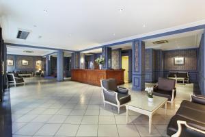 A seating area at HOTEL DU PRINTEMPS