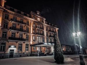 een gebouw met een kerstboom ervoor bij Parkhotel du Sauvage in Meiringen