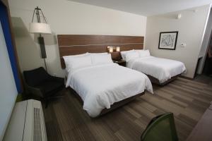 Postelja oz. postelje v sobi nastanitve Holiday Inn Express Hotel and Suites Lincoln Airport, an IHG Hotel