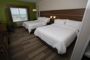 Postelja oz. postelje v sobi nastanitve Holiday Inn Express Hotel and Suites Lincoln Airport, an IHG Hotel