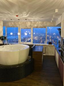 Imagine din galeria proprietății sky FLAT jacuzzi 27 FLOOR în Klaipėda