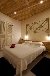 Cama ou camas em um quarto em The Literary Man Obidos Hotel