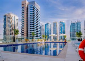 A piscina localizada em Royal Regency Suites Marina ou nos arredores