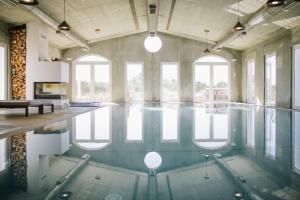 Swimmingpoolen hos eller tæt på Craveiral Farmhouse by Belong Staying & Feeling