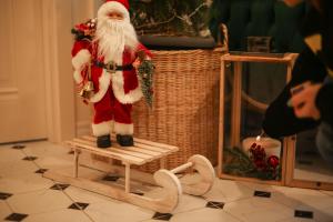 Babbo Natale è in piedi su una slitta di legno di Boutique Apartment - Signature a Kutaisi