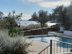 einen Pool mit Meerblick in der Unterkunft Casa Margot2 in Cadaqués