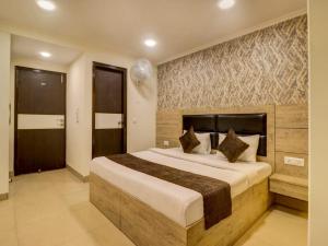 ニューデリーにあるHOTEL DAKHA INTERNATIONAL - Karol Bagh, New Delhiのベッドルーム1室(大型ベッド1台付)