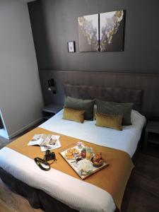 Tempat tidur dalam kamar di Icône Hôtel - Annecy