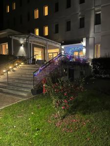 una casa con escaleras y flores en el césped en Bis Hotel Varese, en Varese