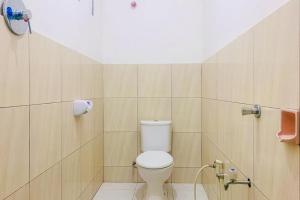 a bathroom with a toilet and a shower at Lesehan Cahaya Tetebatu Inn Syariah at Desa Wisata in Tetebatu