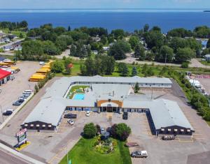 una vista aérea de un edificio con aparcamiento en Motel Roberval, en Roberval