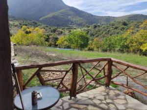 einen Tisch auf einem Balkon mit Bergblick in der Unterkunft oneiropagidasuites in Kalavryta