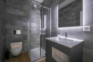 Un baño de Boutique Apartments - Happy Rentals