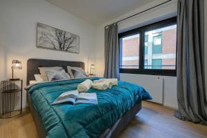 Una cama o camas en una habitación de Boutique Apartments - Happy Rentals