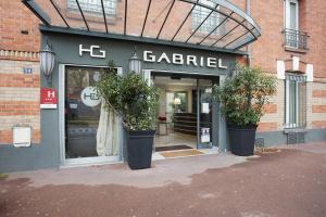 A fachada ou entrada em Hotel Gabriel Issy Paris