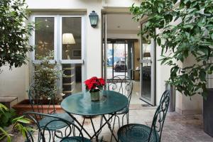 Uma varanda ou terraço em Hotel Gabriel Issy Paris