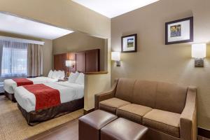 Comfort Suites Fort Collins Near University房間的床