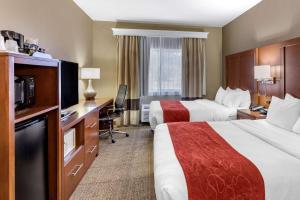 Comfort Suites Fort Collins Near University房間的床