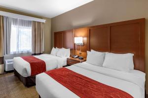 Comfort Suites Fort Collins Near University房間的床